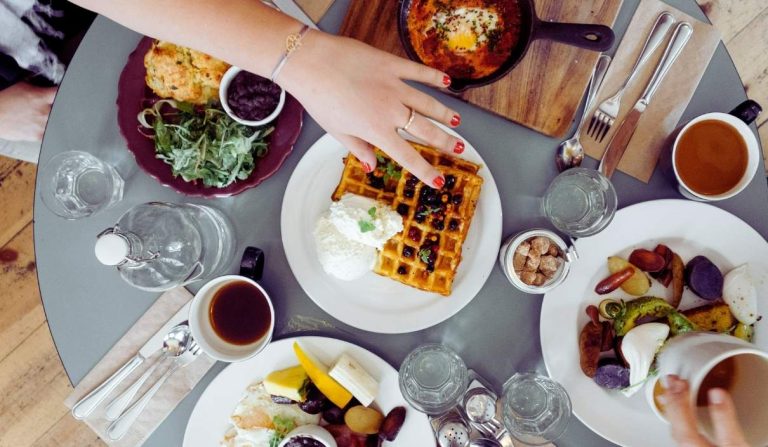 Vue d'une table bien garnies dans un brunch café