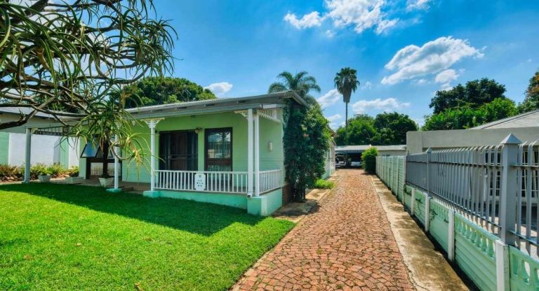 Allée carrossable pavée en dalles de béton devant une maison