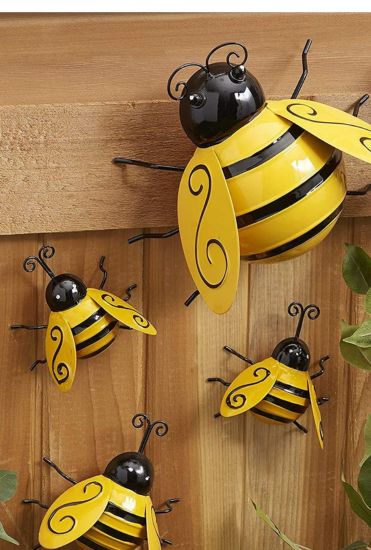 Sculpture murale en forme de coccinelle jaune 