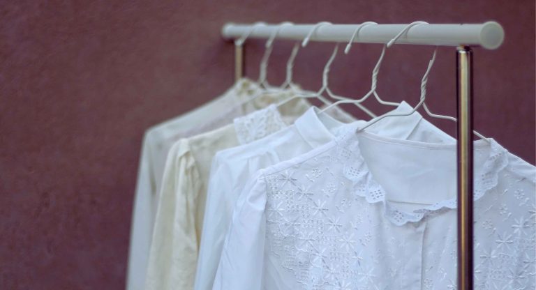 Portant vetements minimaliste chambre rangement sans dressing