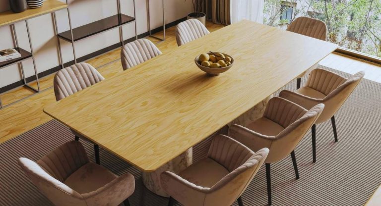 Salle à manger contemporaine moderne avec grande table en bois clair