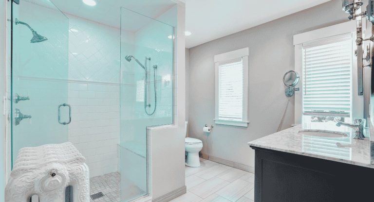 Salle de bain rafraîchissante avec une douche à l'italienne, un sol traditionnel et un radiateur en fonte ancien