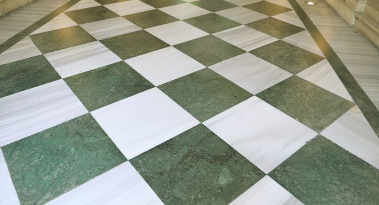 Sol en carreaux à motifs noirs et blancs habillant un hall lumineux