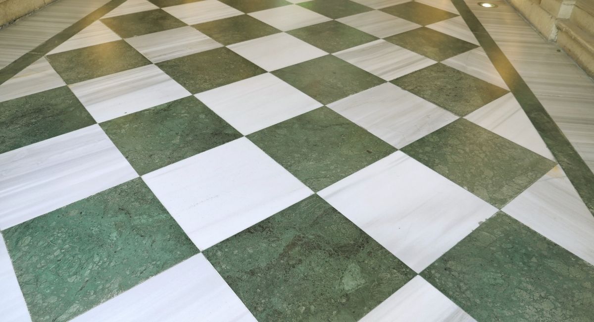 Sol en carreaux à motifs noirs et blancs habillant un hall lumineux