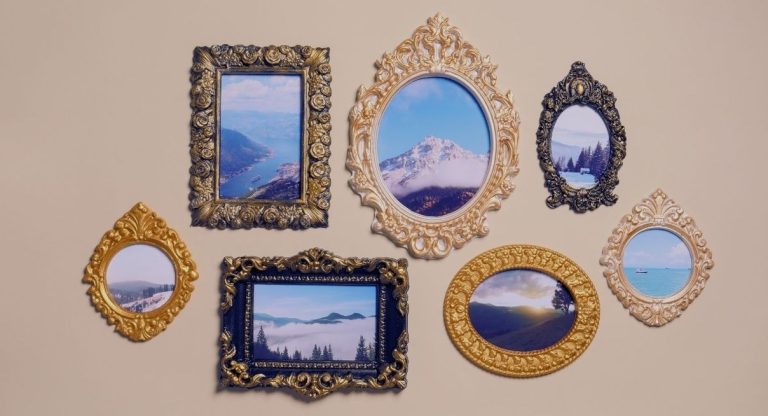 Sept cadres photo dores et noirs de tailles differentes composes sur un mur clair