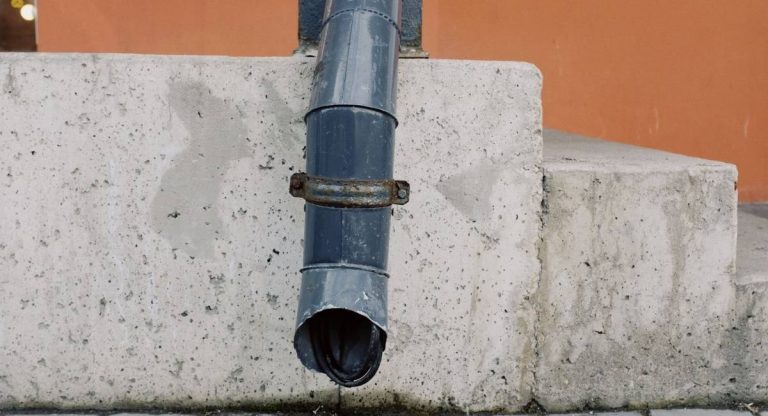 Une canalisation descente de gouttière