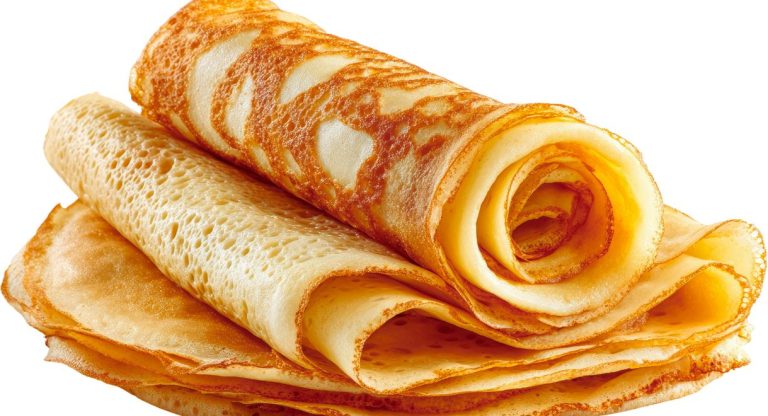crêpes françaises dorées roulées et empilées dans une assiette