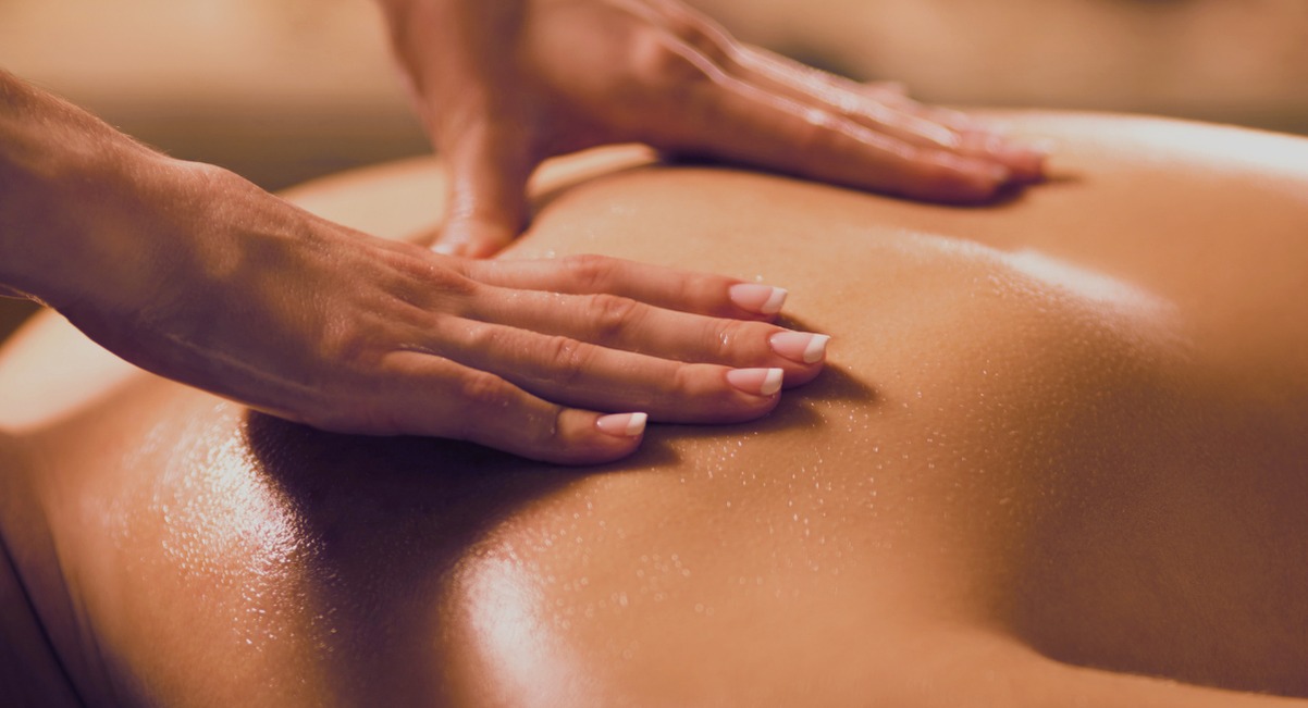 Massage du dos aux mains avec huile en institut de bien etre