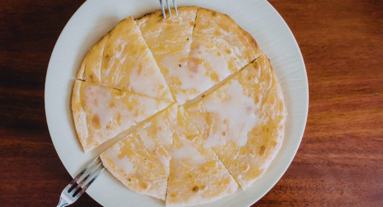 omelette au fromage moelleuse coupée en parts sur une assiette
