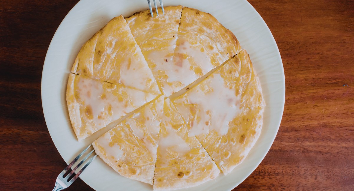 omelette au fromage moelleuse coupée en parts sur une assiette