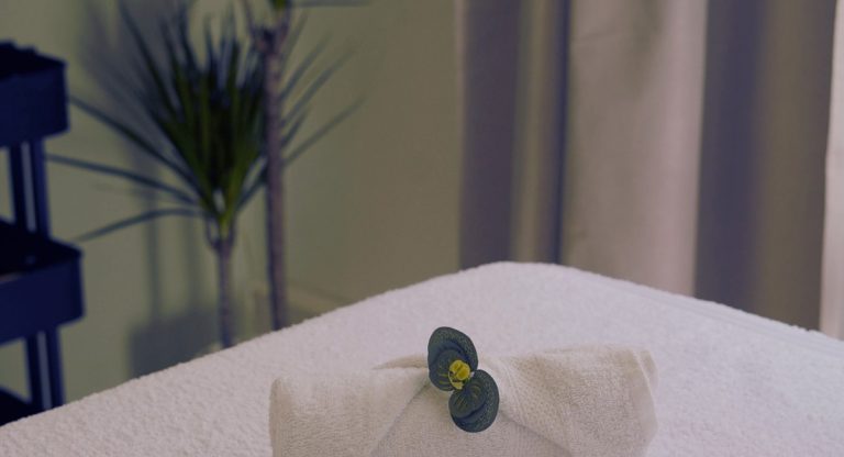 Table de massage dans une salle de spa sereine avec verdure