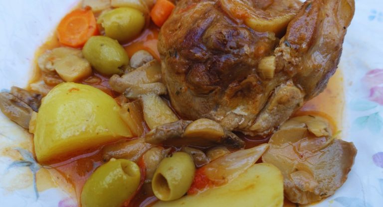 Veau marengo servi avec pommes de terre et champignons