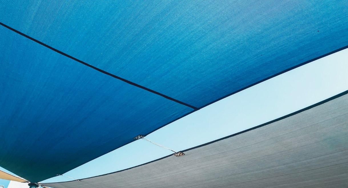 Voile d'ombrage bleue et grise vue de dessous