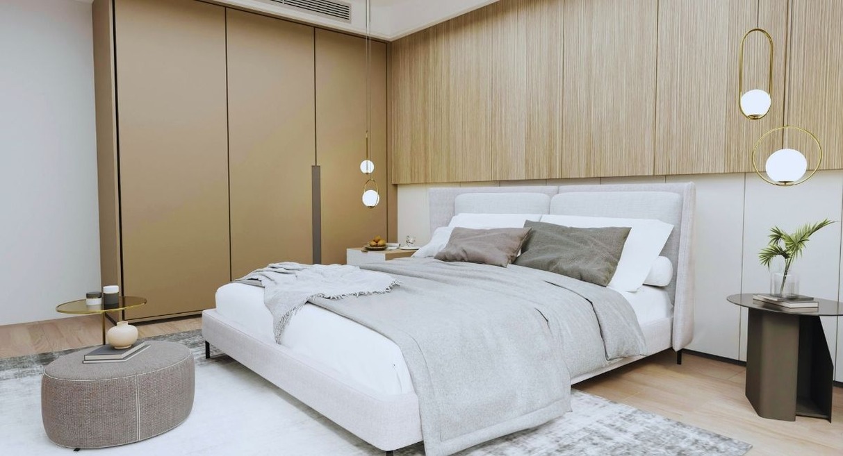 Lit double garni de draps blancs, coussins taupe et plaid gris dans une chambre aux tons bois